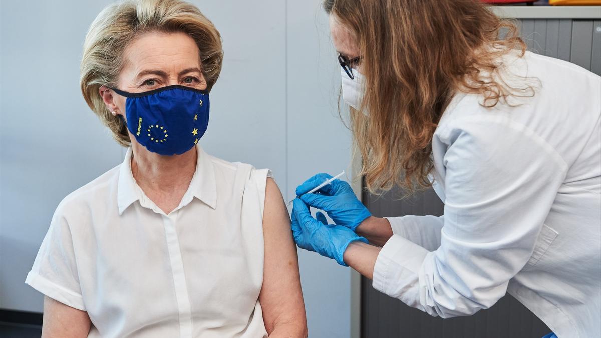 La presidenta de la Comisión Europea recibe la vacuna contra el coronavirus, 15 de abril de 2021.