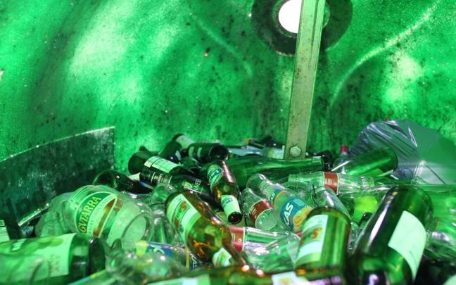 Interior de un contenedor de vidrio en Pamplona