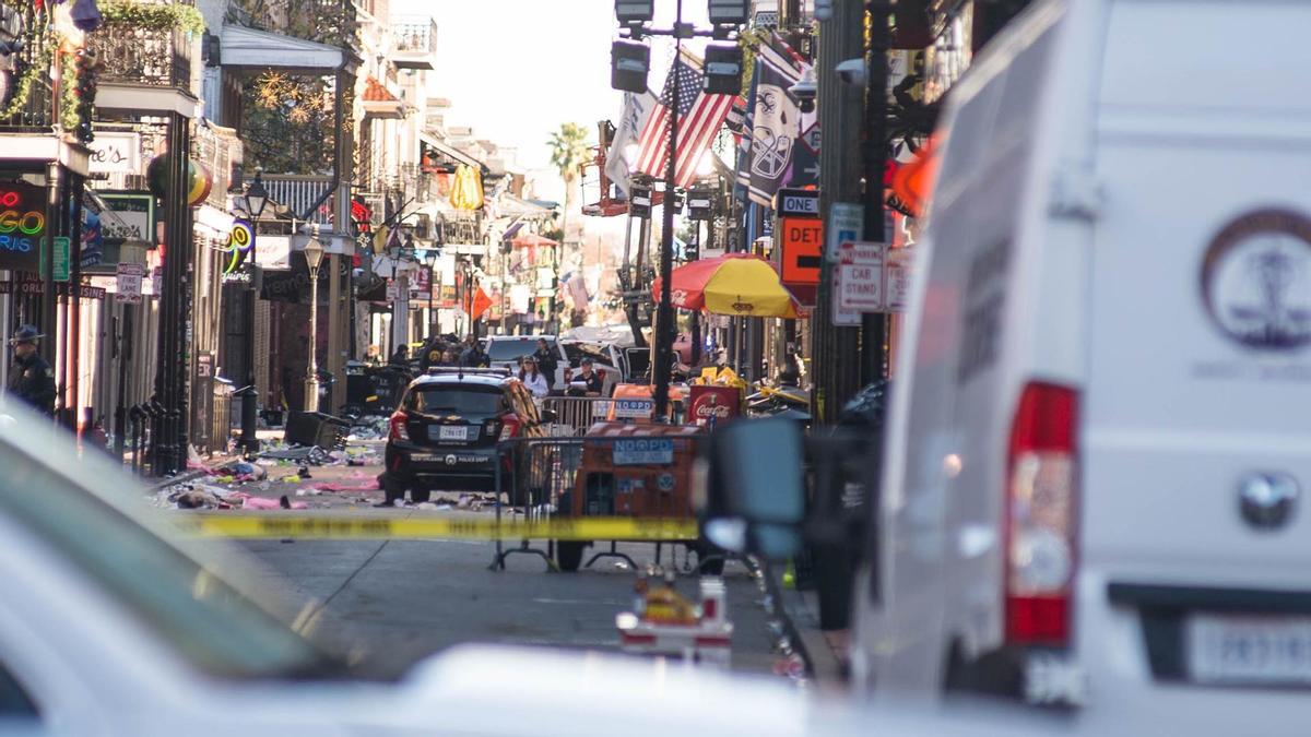 Fotografía de la escena donde un vehículo atropelló a varios ciudadanos en Nueva Orleans.