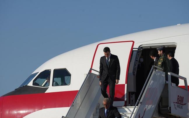 Sánchez sale del avión presidencial, Falcon.