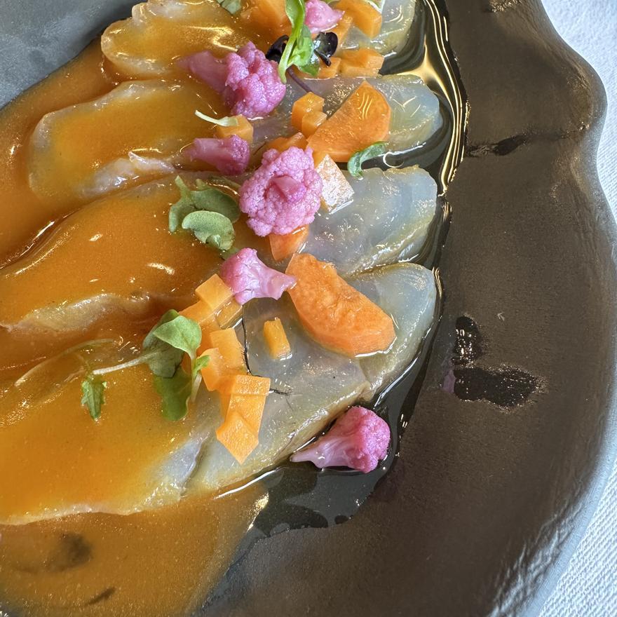 Rape ahumado, jugo de escabeche y verduras encurtidas.