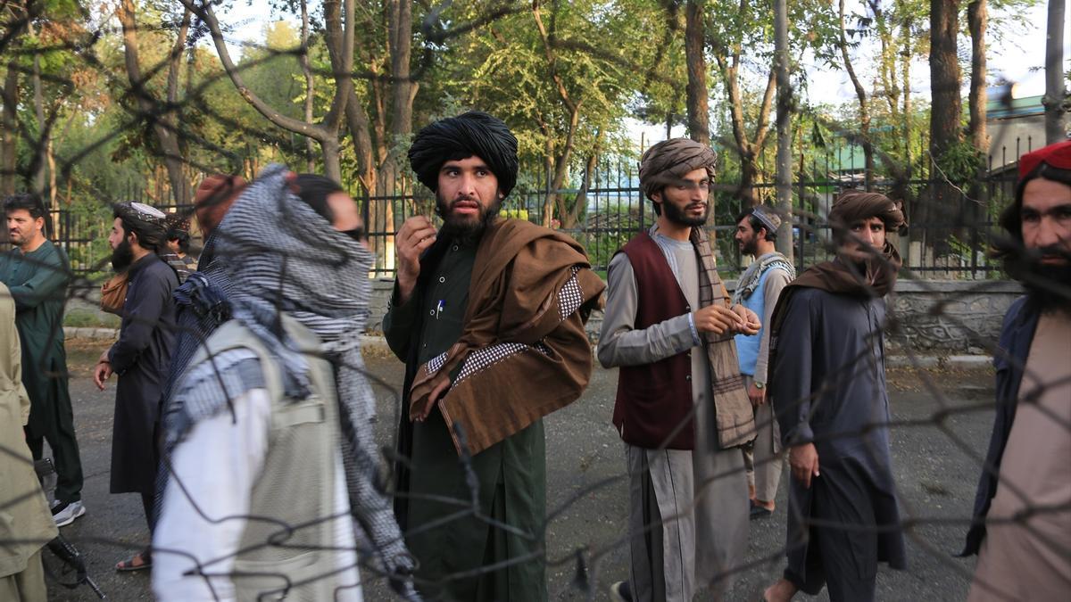 Imagen de archivo de varias personas reunidas tras una explosión en una mezquita en Afganistán.