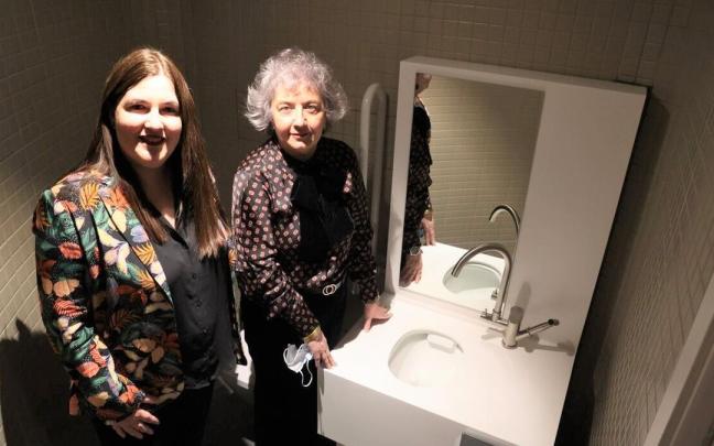 Maider Sierra y Marisa Arriola, de Contra el Cáncer en Gipuzkoa, al lado del primer baño adaptado para personas ostomizadas en el territorio. Maider Sierra y Marisa Arriola, de Contra el Cáncer en Gipuzkoa, al lado del primer baño adaptado para personas ostomizadas en el territorio.