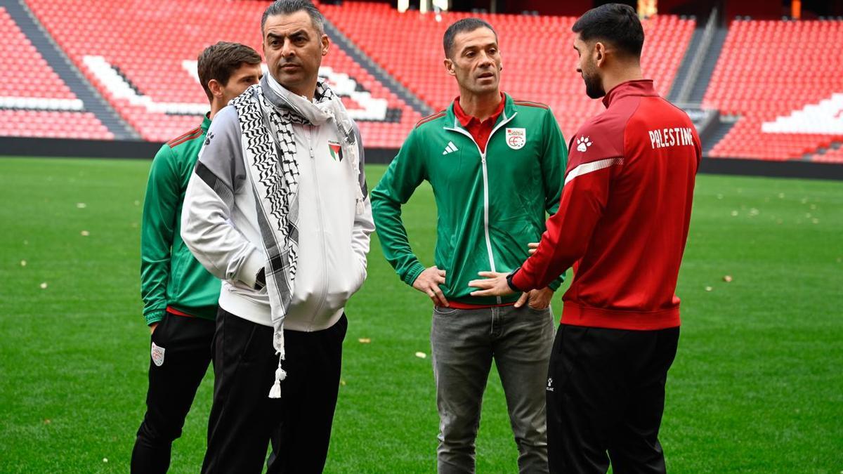 Aihen Muñoz, Ehab Abu Jazar, Mikel Labaka y Yase Hamed, sobre el césped de San Mamés.