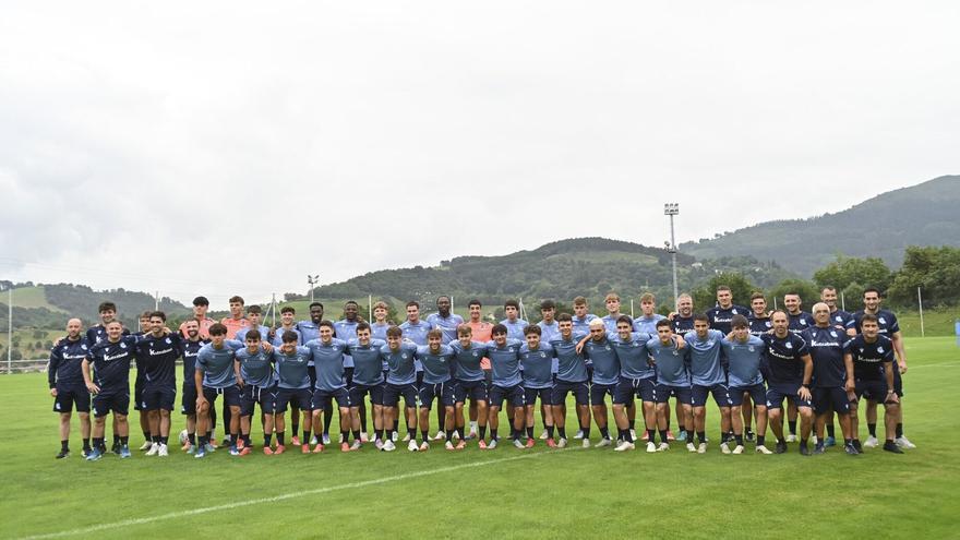 La plantilla del Sanse posa, en la mañana de este lunes, en las instalaciones de Zubieta. Pedro Martinez