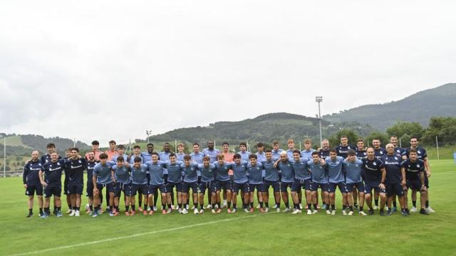 La plantilla del Sanse posa, en la mañana de este lunes, en las instalaciones de Zubieta. Pedro Martinez