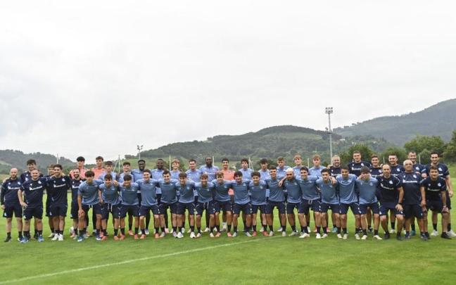 La plantilla del Sanse posa, en la mañana de este lunes, en las instalaciones de Zubieta. Pedro Martinez