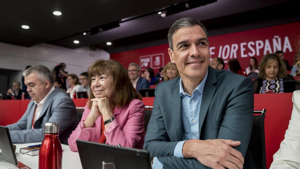 Santos Cerdán, Cristina Narbona, y el secretario general del PSOE, Pedro Sánchez, en el Comité Federal que aprobó el programa electoral.