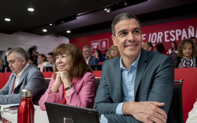 Santos Cerdán, Cristina Narbona, y el secretario general del PSOE, Pedro Sánchez, en el Comité Federal que aprobó el programa electoral.