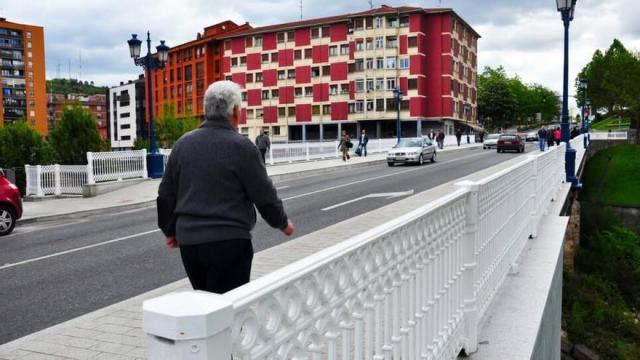 La intervención se rematará con el saneamiento y pintado de las barandillas y farolas del puente de Ariz