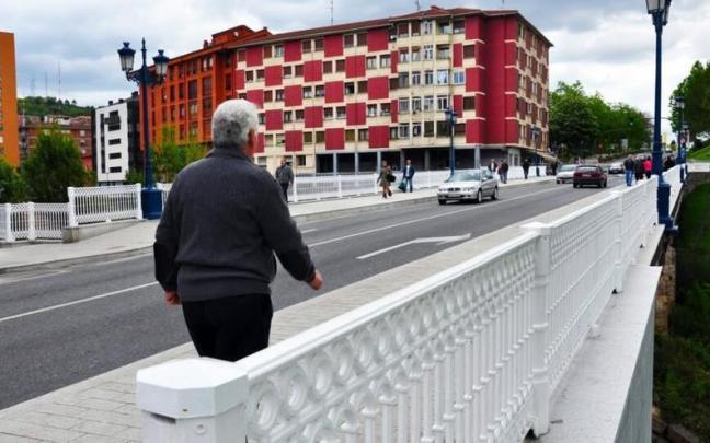 La intervención se rematará con el saneamiento y pintado de las barandillas y farolas del puente de Ariz