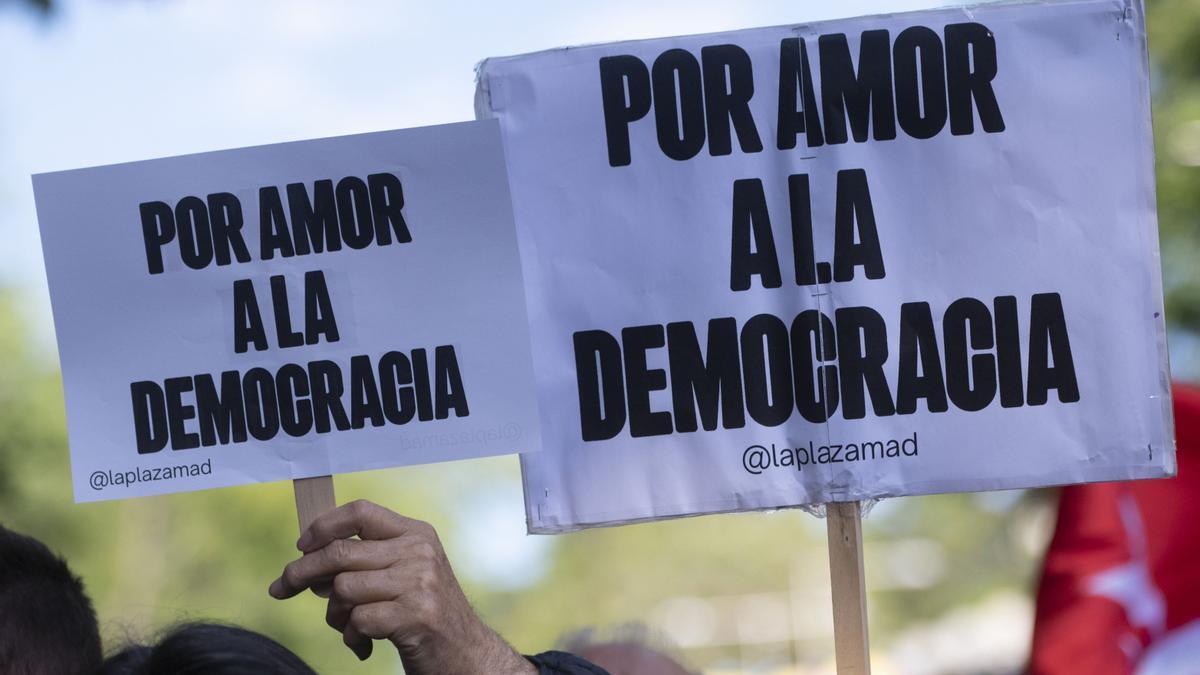 Pancartas durante una manifestación en apoyo a Pedro Sánchez.