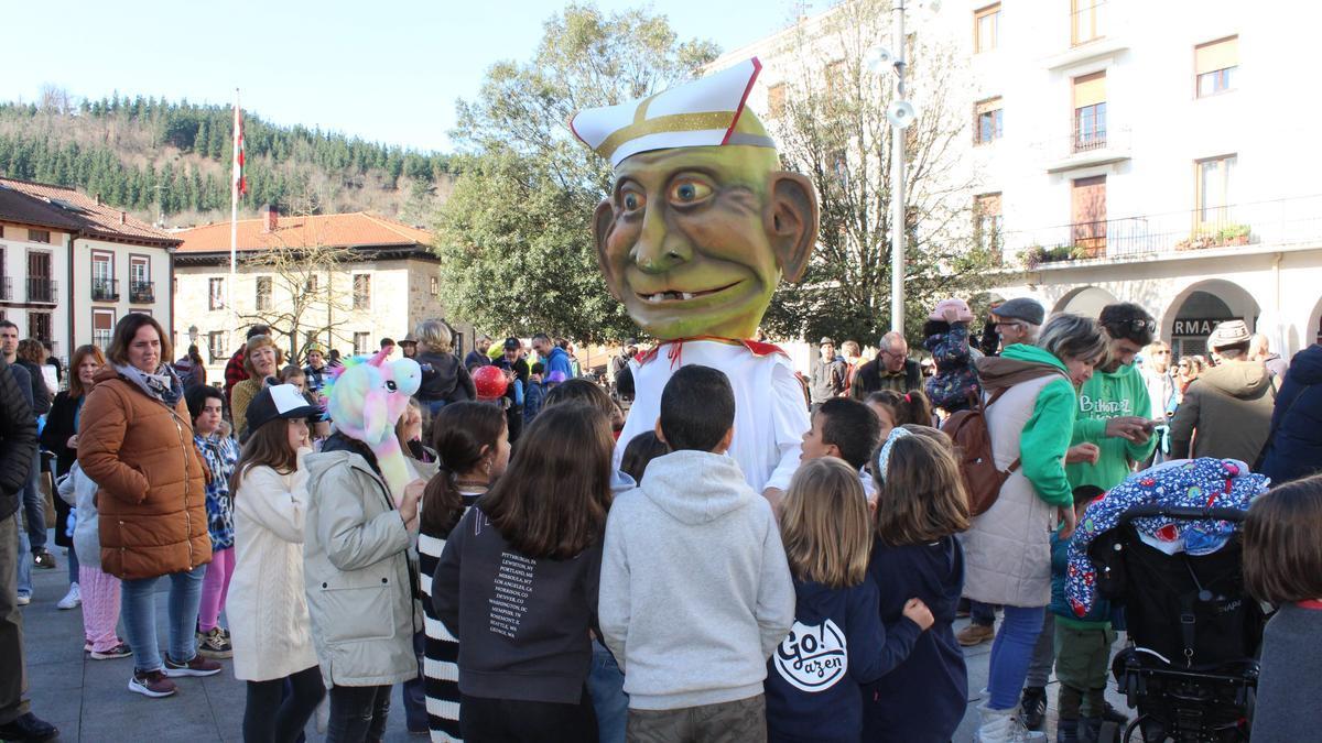 Txapel Txin rodeado de niños y niñas en su la celebración de 2024.