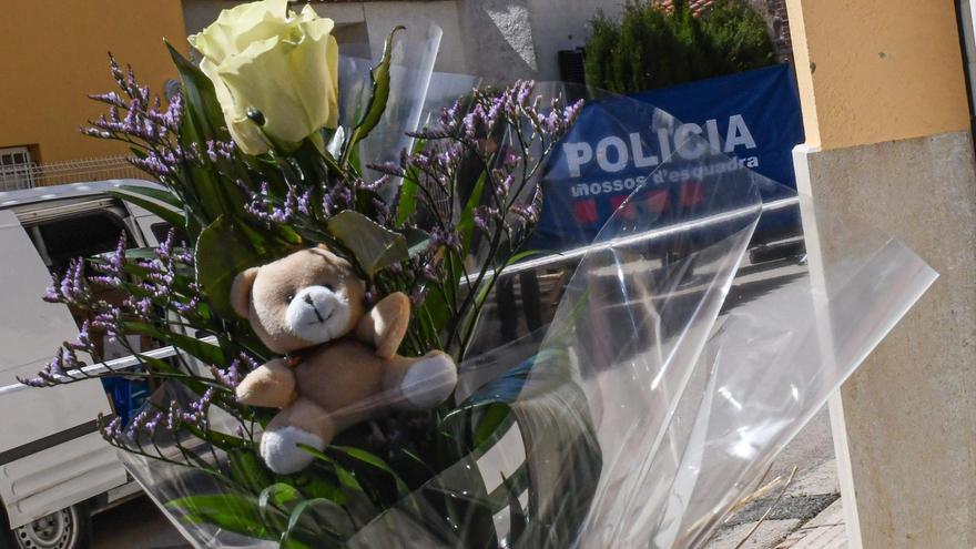 Violencia vicaria | Ramo de flores y un peluche en Bellcaire d'Empordà.