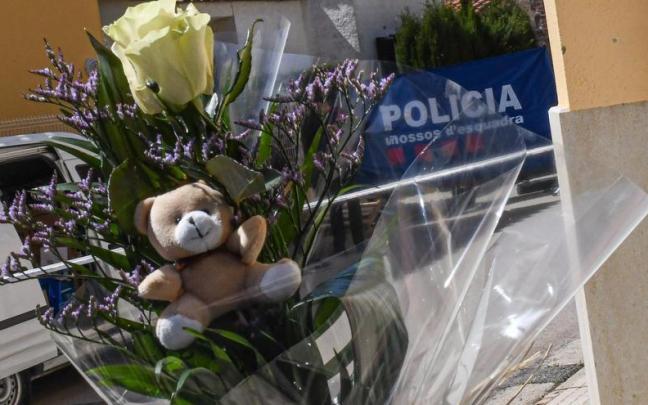 Violencia vicaria | Ramo de flores y un peluche en Bellcaire d'Empordà.