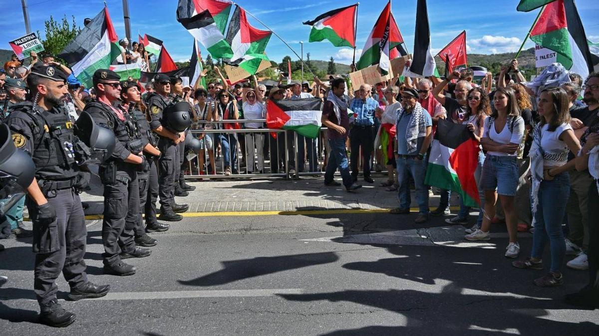 Ione Belarra e Irene Montero, en la manifestación pro Palestina en Cercedilla.