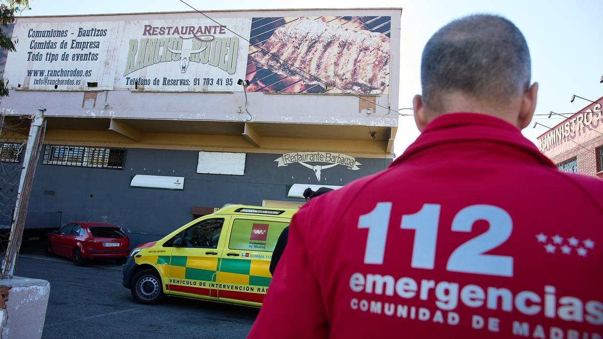 El portavoz de Summa 112, David García, frente al restaurante ‘El Rancho’ ubicación en el que tuvieron lugar los hechos, a 6 de noviembre de 2022, en Torrejón de Ardoz.