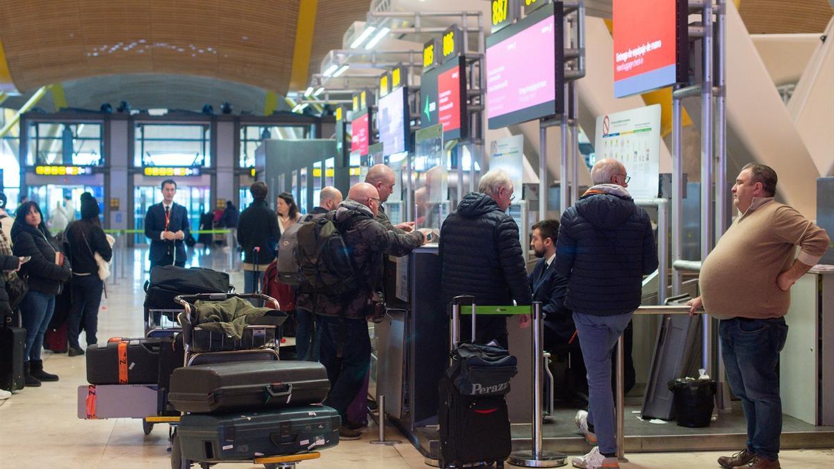 Pasajeros en un aeropuerto.