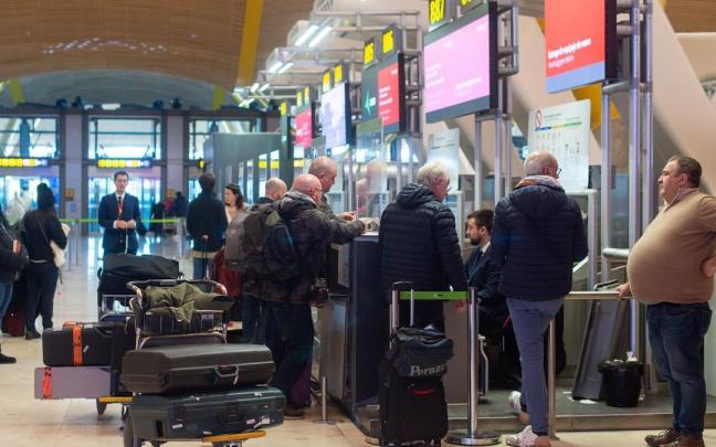 Pasajeros en el aeropuerto de Barajas. / EP Pasajeros en el aeropuerto de Barajas.
