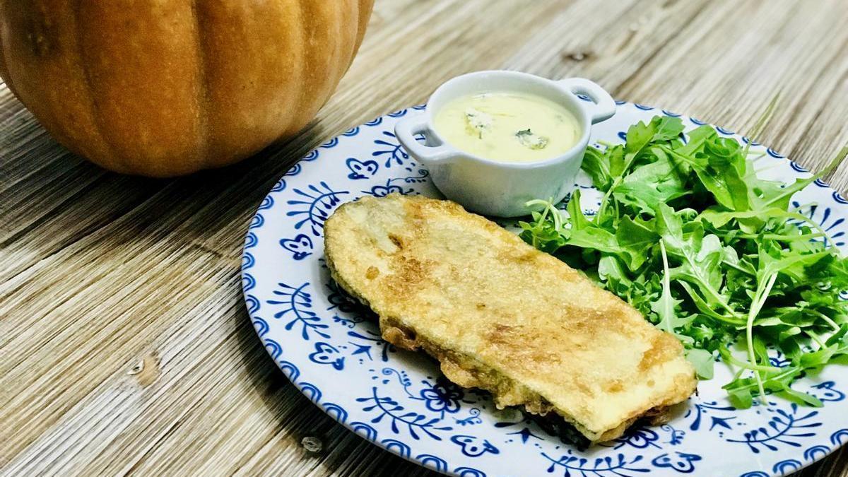 Berenjenas rellenas de queso azul y calabaza.