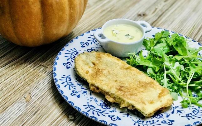 Berenjenas rellenas de queso azul y calabaza.