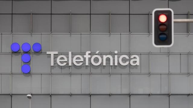 Un semáforo en rojo frente a la sede de Telefónica