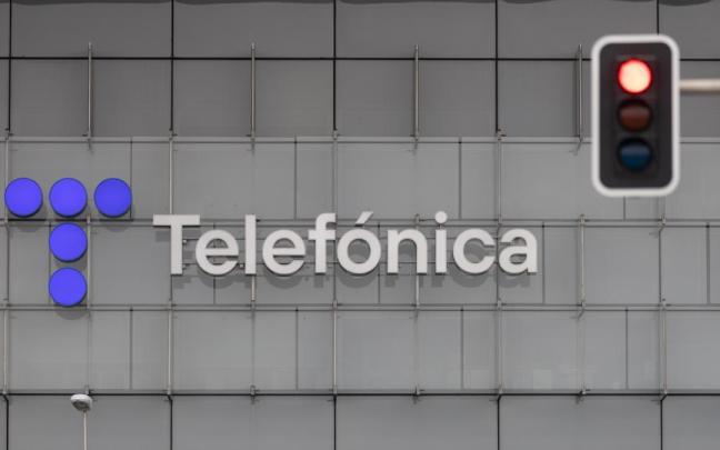 Un semáforo en rojo frente a la sede de Telefónica