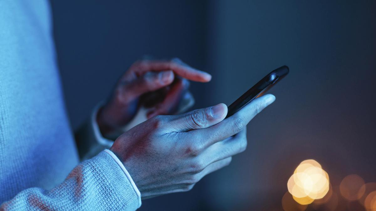 Una persona con un teléfono móvil.