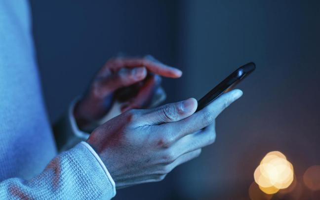 Una persona con un teléfono móvil.