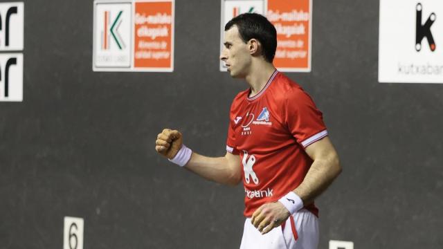 Altuna III-Ezkurdia ganan a Larrazabal-Eskiroz en el partido del Campeonato de Parejas disputado en el Atano III de Donostia.