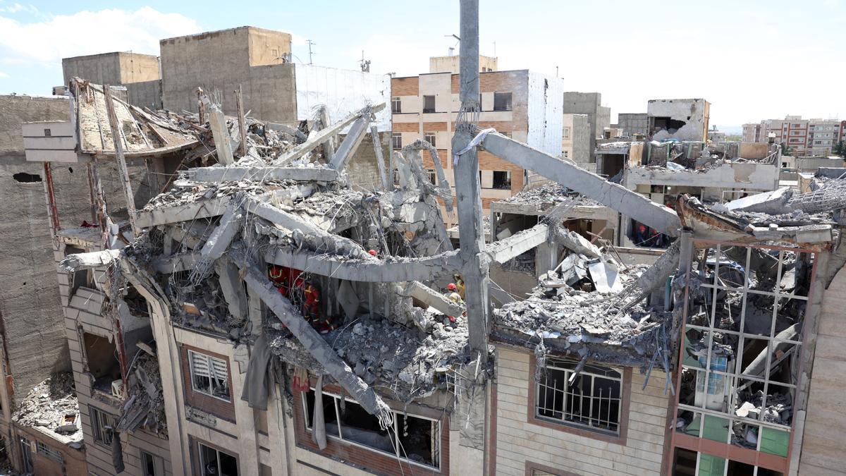 Bomberos iraníes trabajan en un edificio residencial dañado en el sur de Teherán