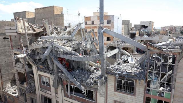 Bomberos iraníes trabajan en un edificio residencial dañado en el sur de Teherán