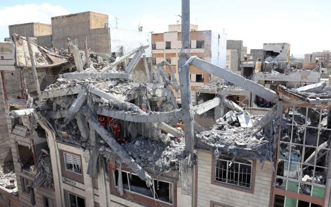 Bomberos iraníes trabajan en un edificio residencial dañado en el sur de Teherán