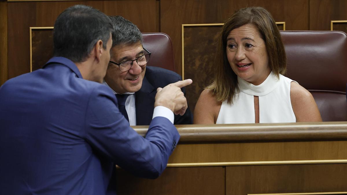 El candidato del PSOE a la presidencia del Gobierno español, Pedro Sánchez, junto al portavoz socialista, Patxi López, y la nueva presidenta del Congreso, Francina Armengol.