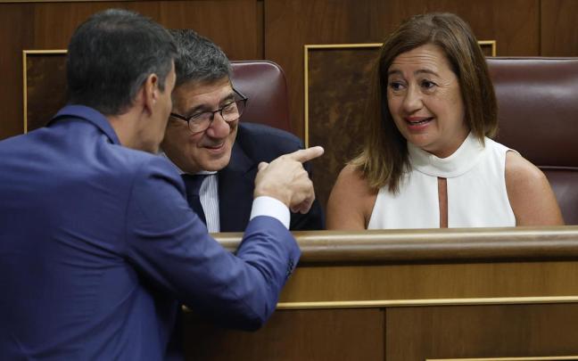 El candidato del PSOE a la presidencia del Gobierno español, Pedro Sánchez, junto al portavoz socialista, Patxi López, y la nueva presidenta del Congreso, Francina Armengol. El candidato del PSOE a la presidencia del Gobierno español, Pedro Sánchez, junto al portavoz socialista, Patxi López, y la nueva presidenta del Congreso, Francina Armengol.
