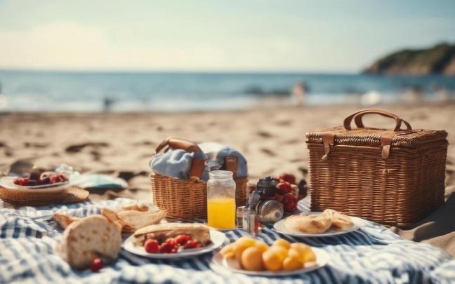 Imagen de un mantel con comida en un día de playa