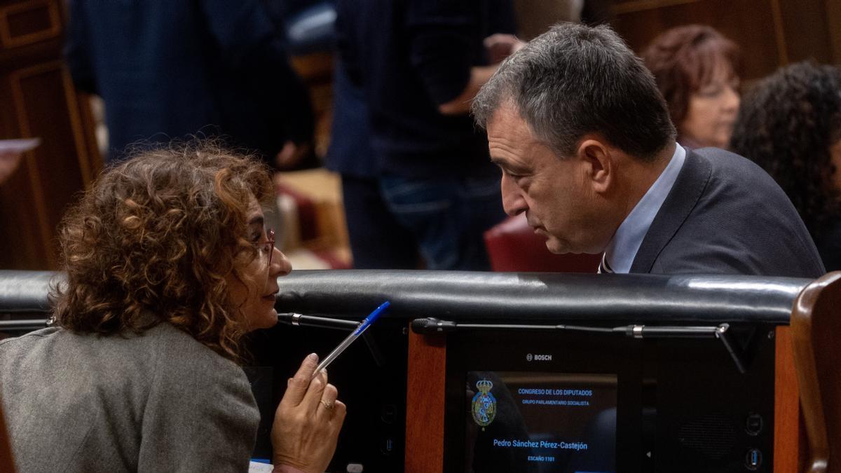 El portavoz del PNV en el Congreso, Aitor Esteban, charla con la vicepresidenta primera y ministra de Hacienda, María Jesús Montero.