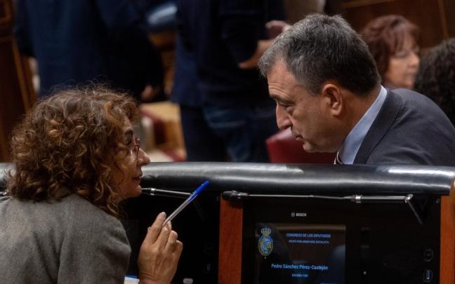 El portavoz del PNV en el Congreso, Aitor Esteban, charla con la vicepresidenta primera y ministra de Hacienda, María Jesús Montero.