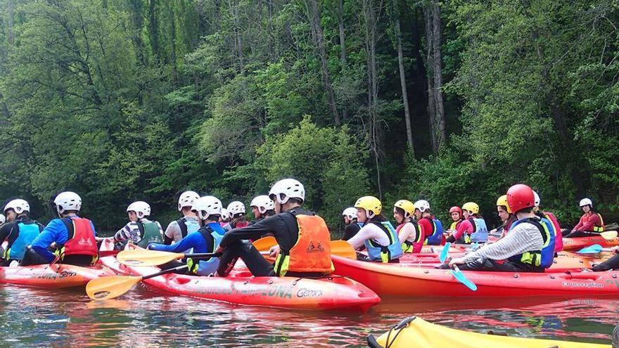 Grupo de piragüismo en el río Arga.