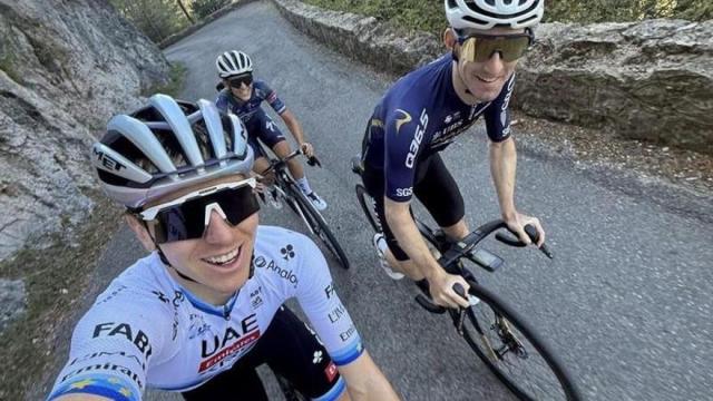 Pogacar rueda junto a Dunbar y Urska Zigart, ciclista profesional y pareja del astro esloveno.