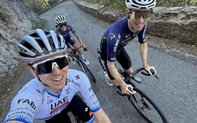 Pogacar rueda junto a Dunbar y Urska Zigart, ciclista profesional y pareja del astro esloveno.