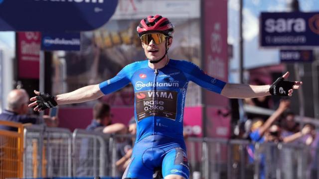Vingegaard celebra la victoria en Pila, la tercera en lo que va de Giro, que lidera.