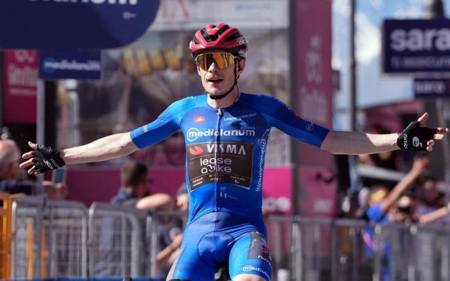 Vingegaard celebra la victoria en Pila, la tercera en lo que va de Giro, que lidera.