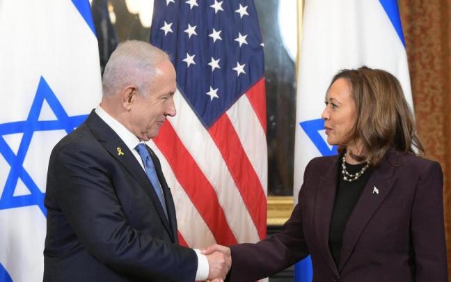 "Bienvenido, señor primer ministro. Espero con gusto mantener nuestra conversación. Tenemos mucho de que hablar", dijo Harris con semblante serio durante el breve apretón de manos con Netanyahu ante la prensa.