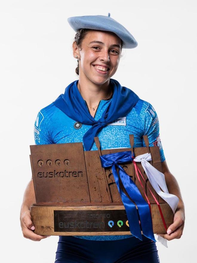 Posando con el titulo de la Eusko Tren Liga