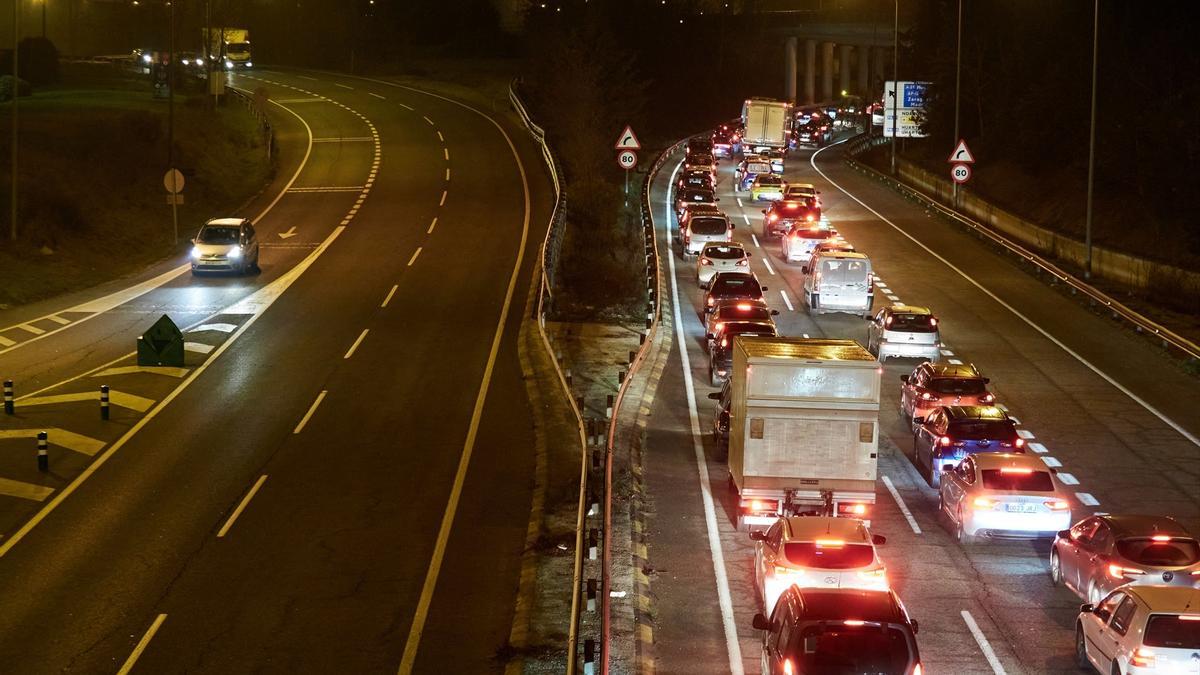 Los tractores bloquean uno de los accesos a la capital navarra para pedir mejoras en el sector.