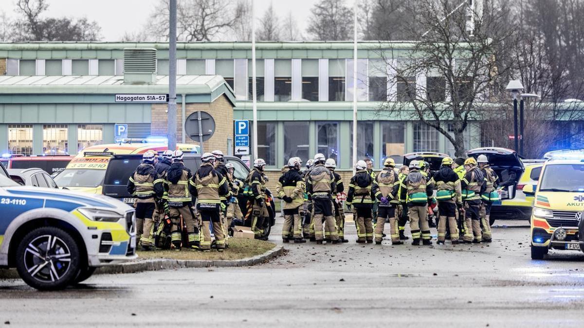 Bomberos y policías suecos en la escuela en la que tuvo lugar el tiroteo.