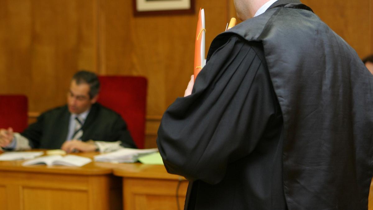 Un abogado en un juicio.