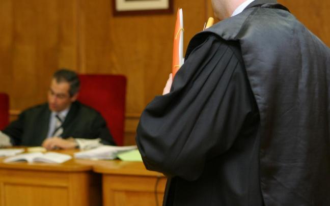 Un abogado en un juicio.