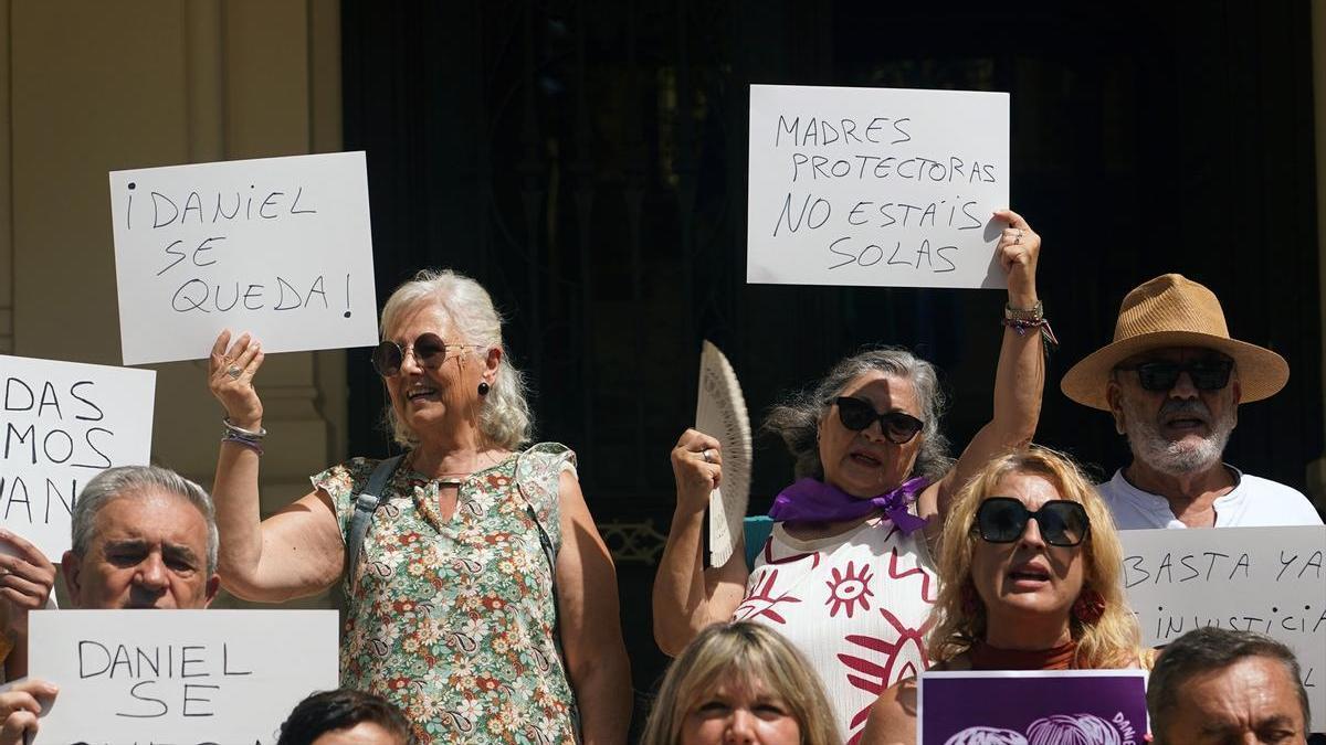 Concentración a favor de Juana Rivas a las puertas del Ayuntamiento de Málaga. A 22 de julio de 2025.